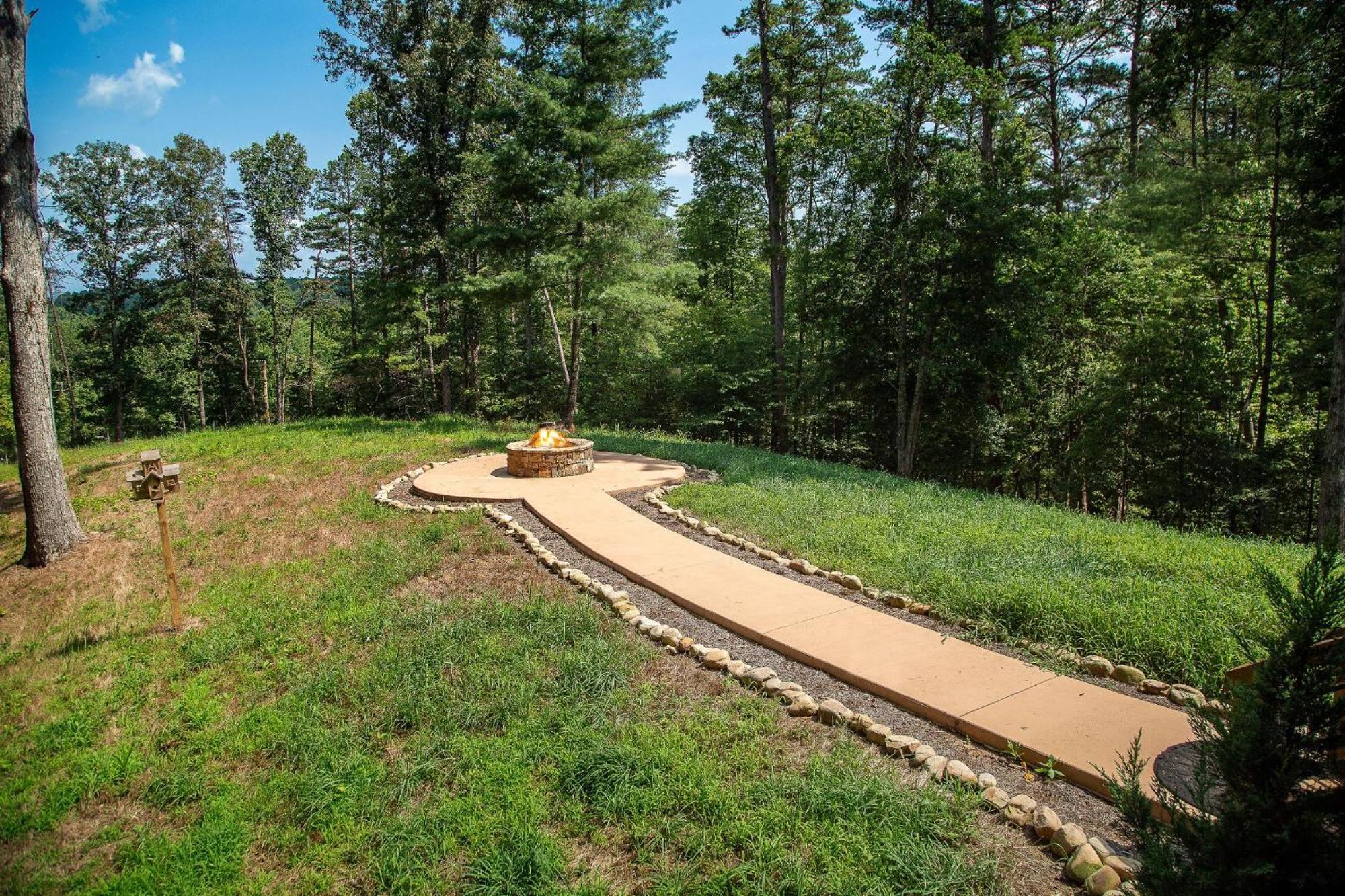 Adore The Smores Rustic Mountain Charm Outdoor Spaces And A Cozy Hot Tub Blue Ridge Exteriér fotografie